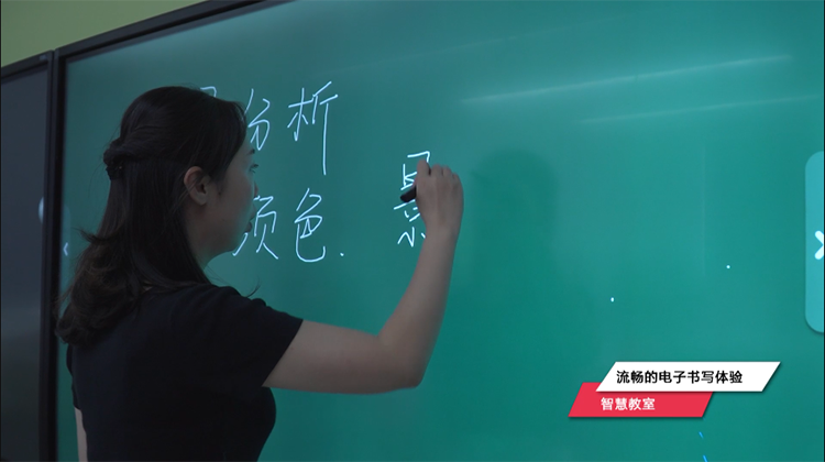 尊龙时凯黄淮学院智慧教室：智能交互平板电子书写体验